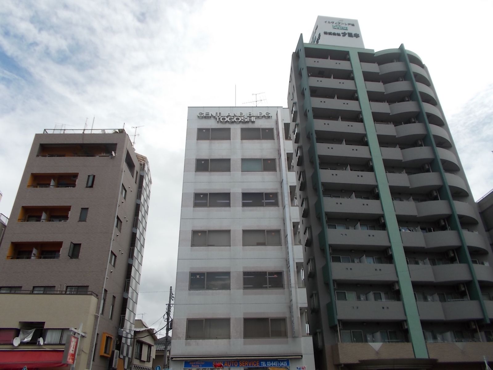 ビル名のロゴが目印