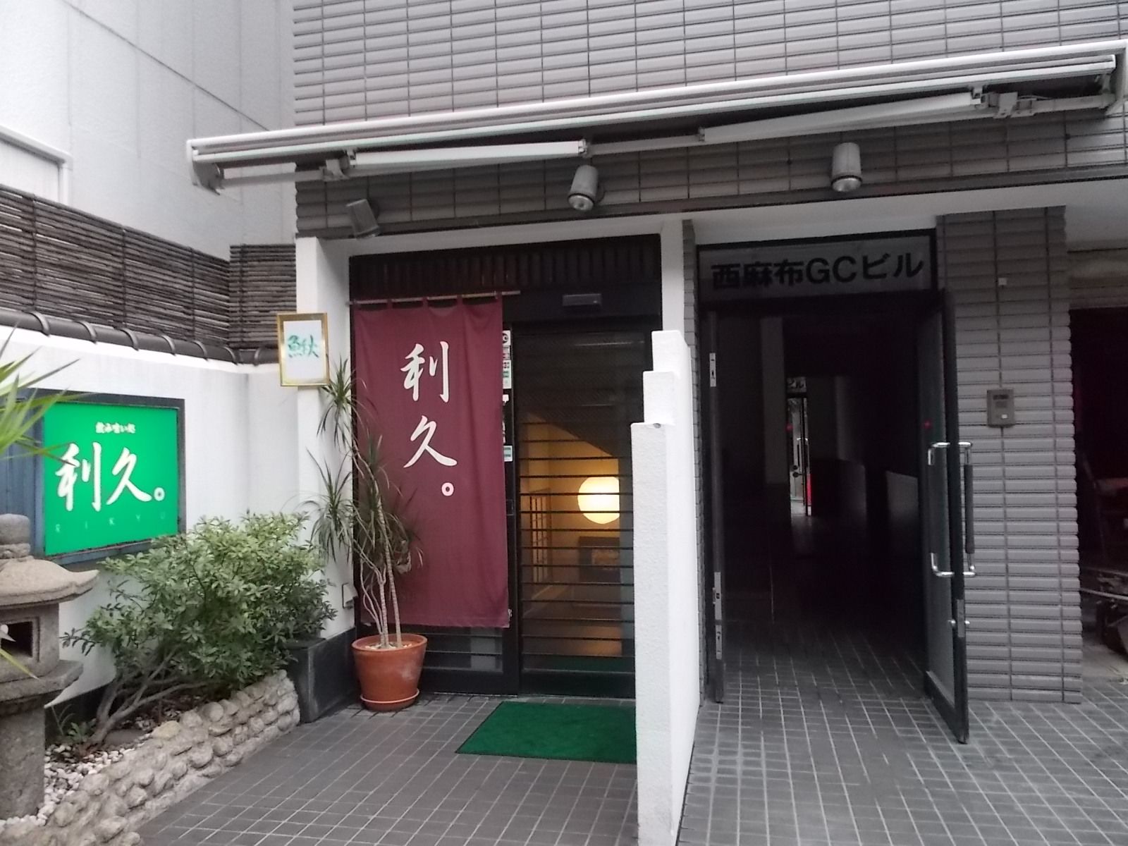 1階店舗の右隣が建物エントランス