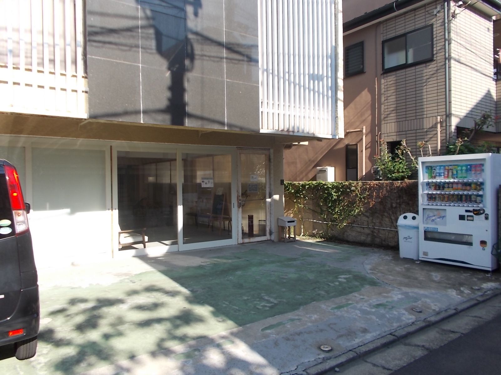 平置き駐車場と自動販売機あり