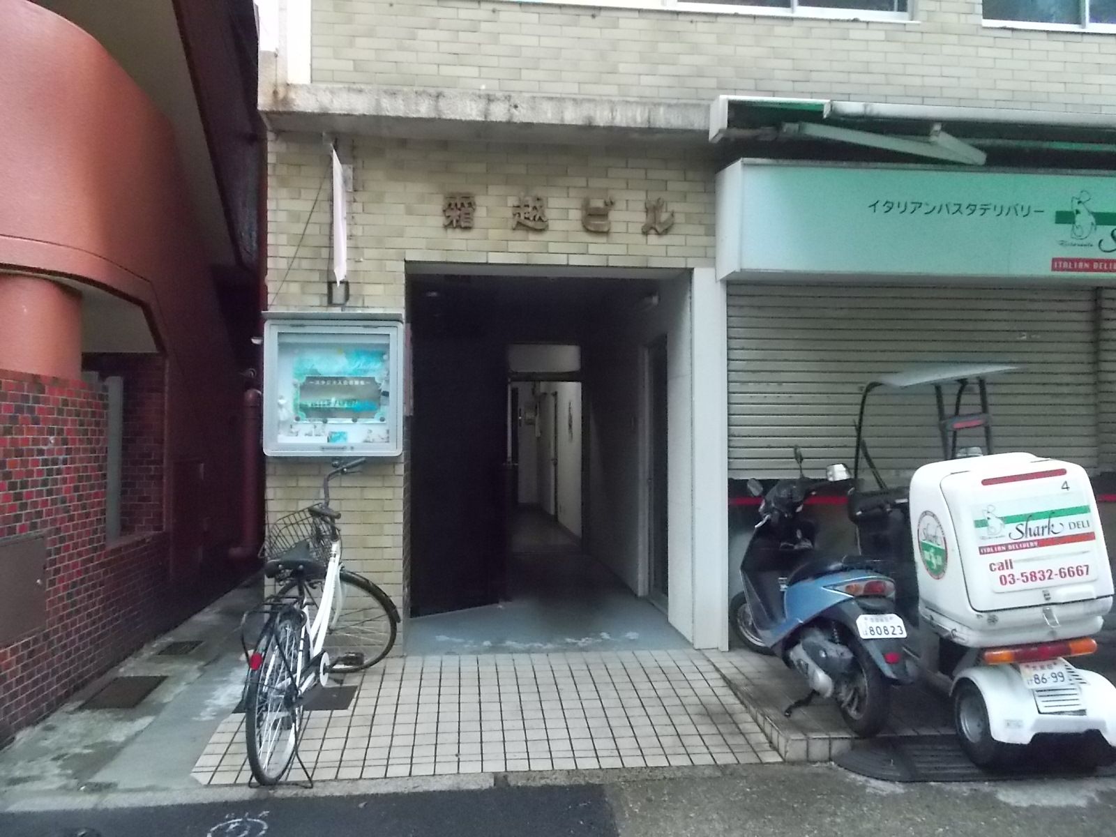 オフィスビル出入り口
