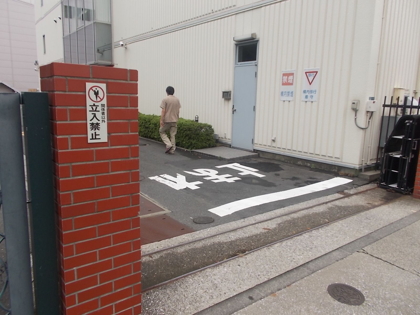 駐車場入口付近