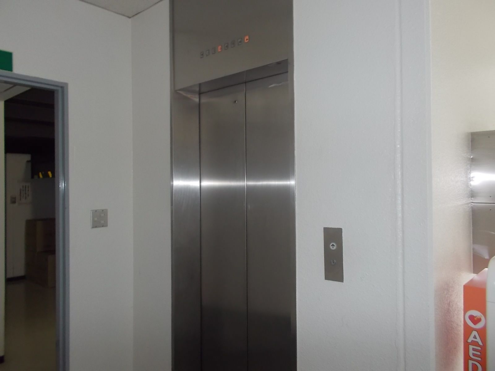 エレベーターは1基