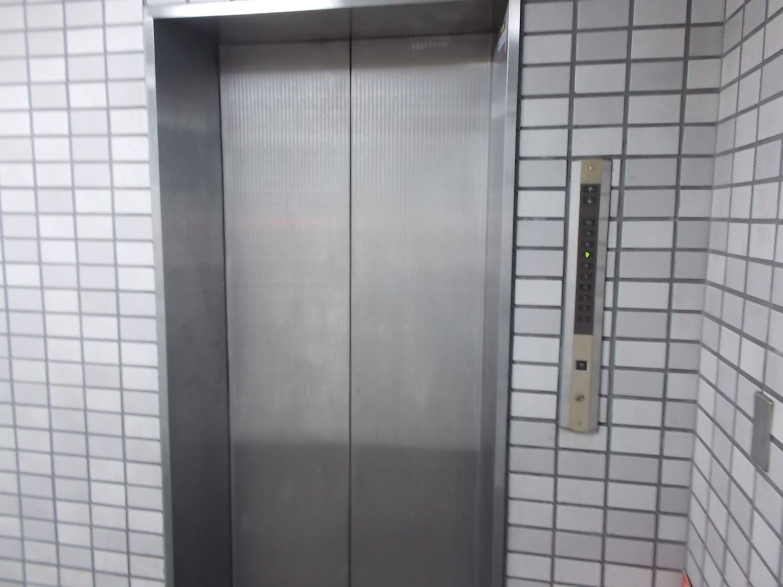 エレベーター1基