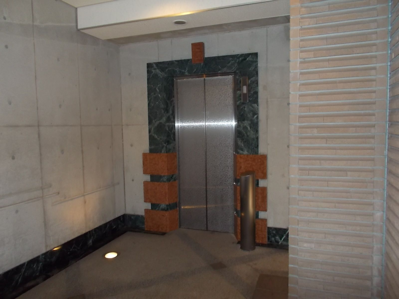 エレベーター1基