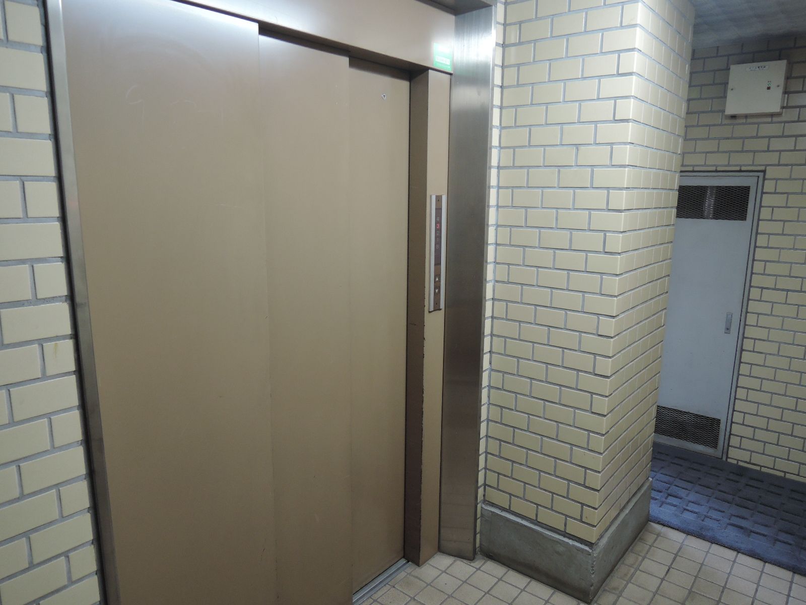 エレベーター1基