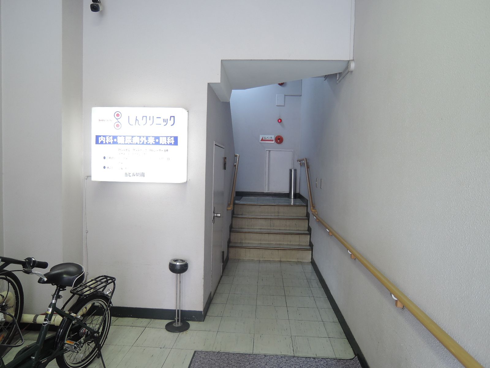 白を基調としたエントランス