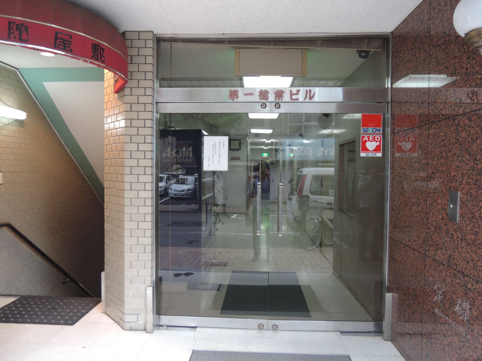 オフィスビル出入り口