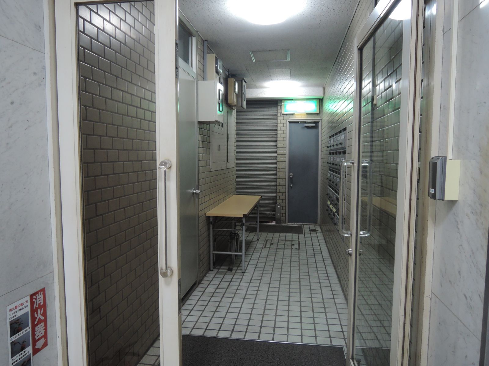 裏口への通路