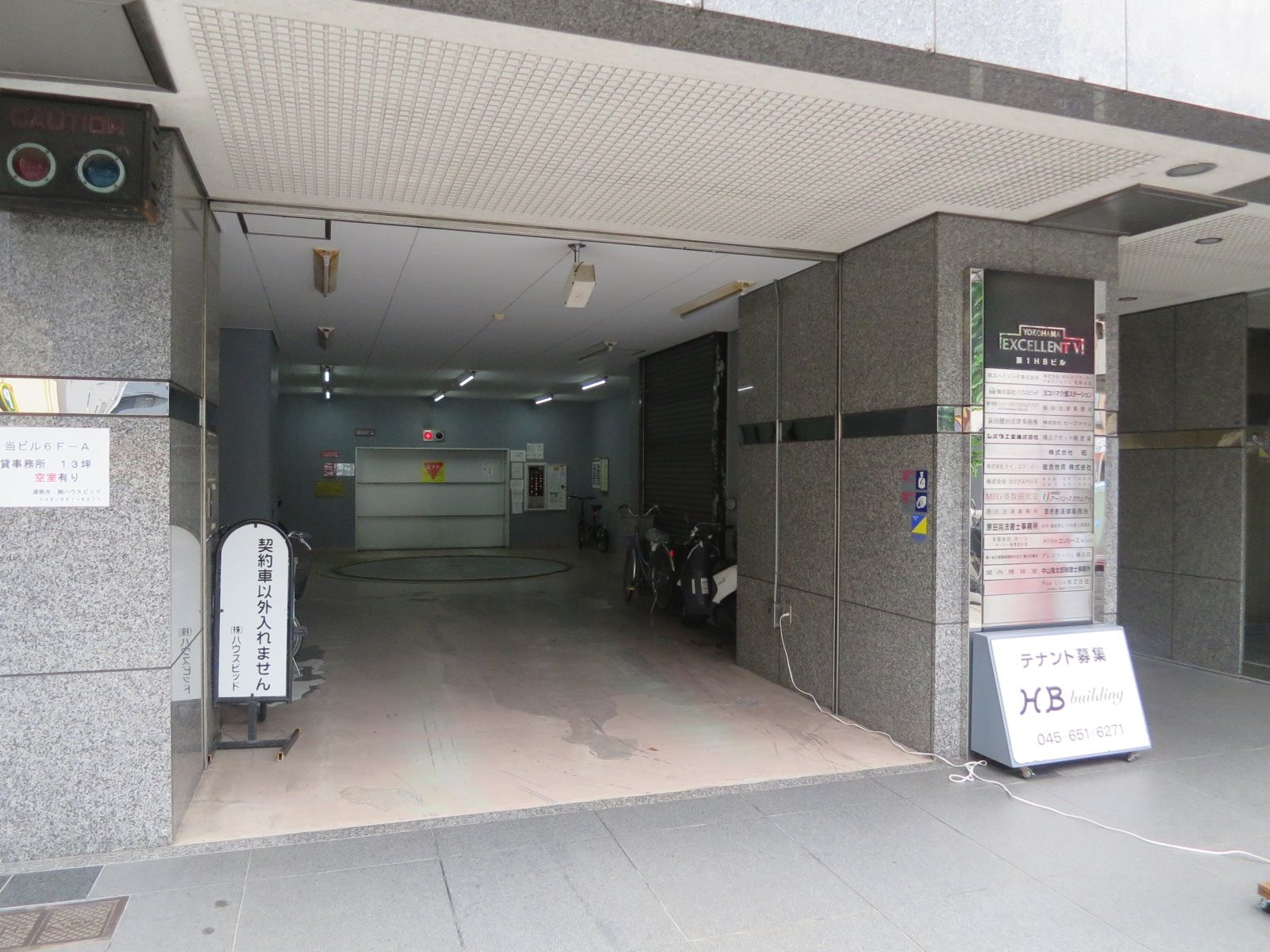 オフィスビル出入口