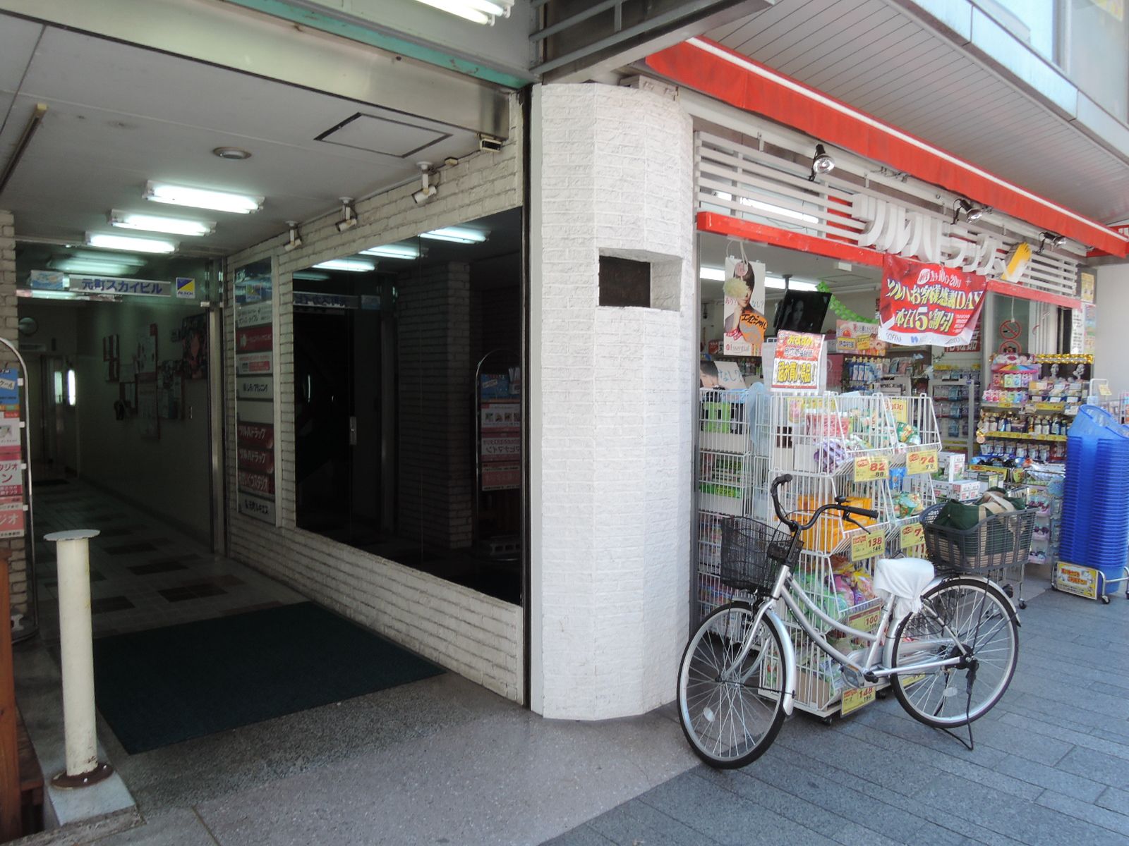 店舗横にオフィス入り口