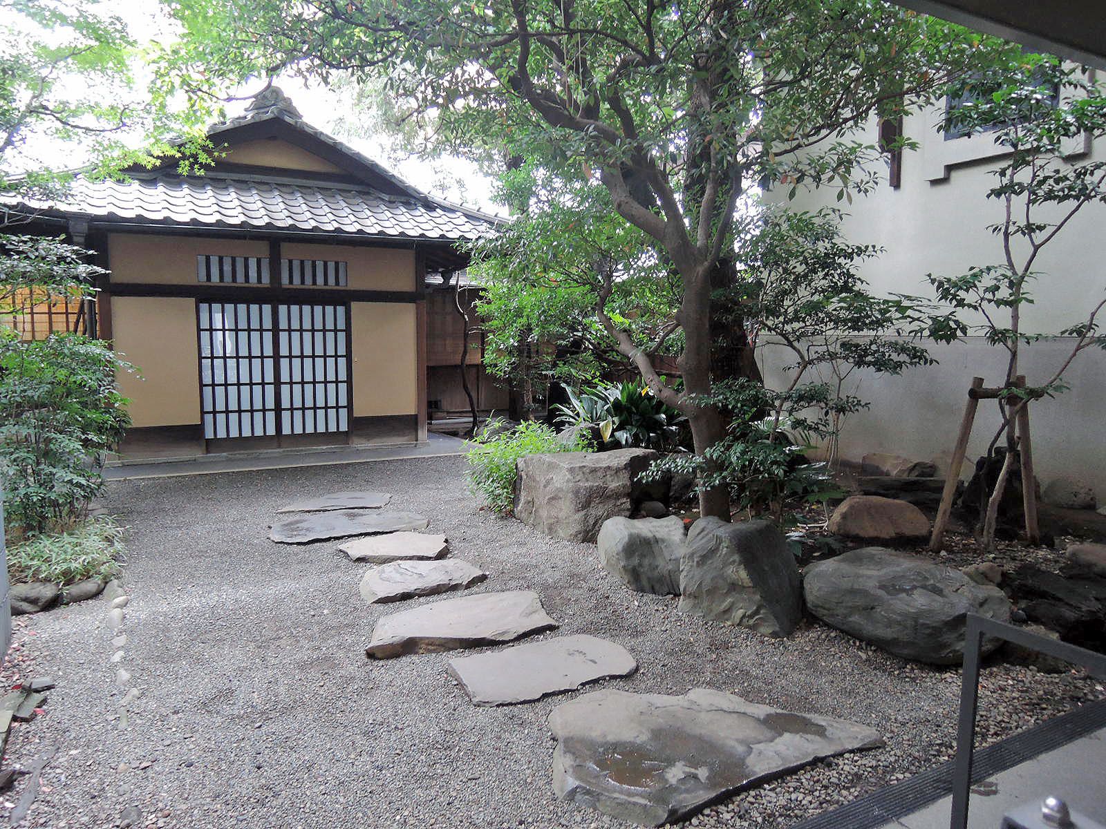 1階にある文化財の庭園