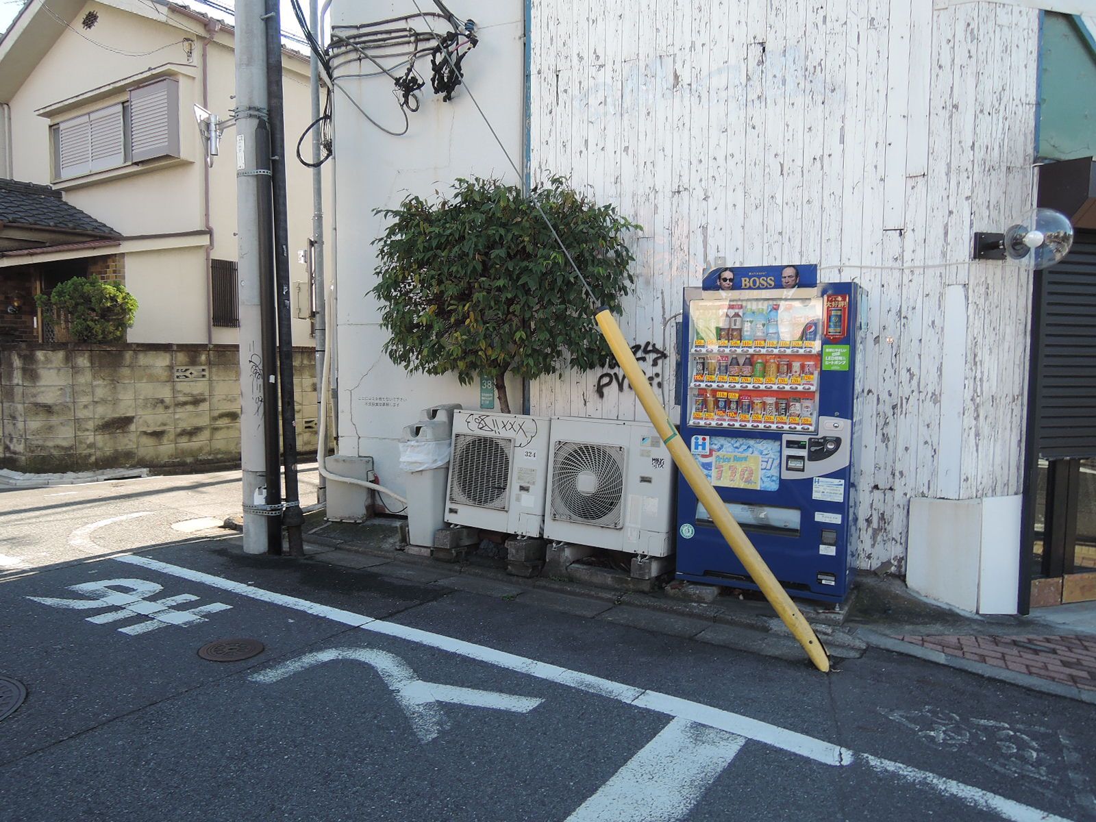 裏手に自動販売機あり