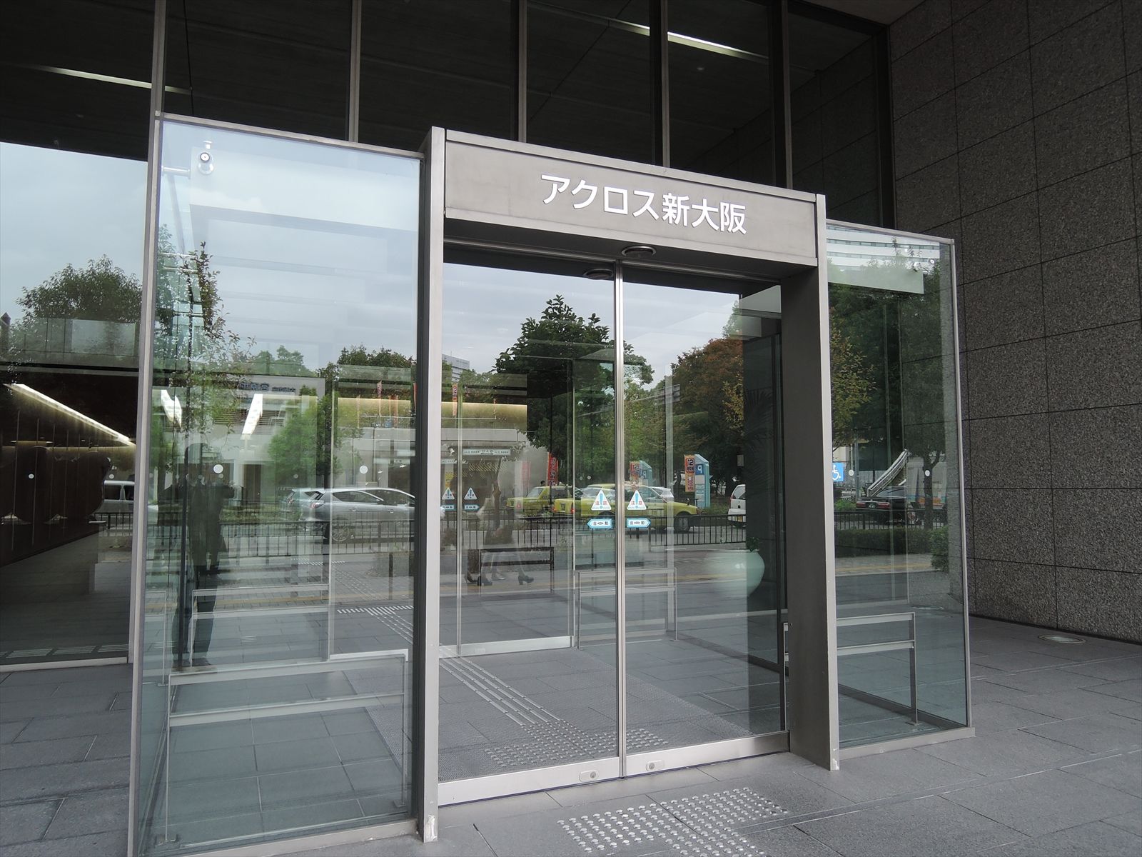 オフィスビル出入口