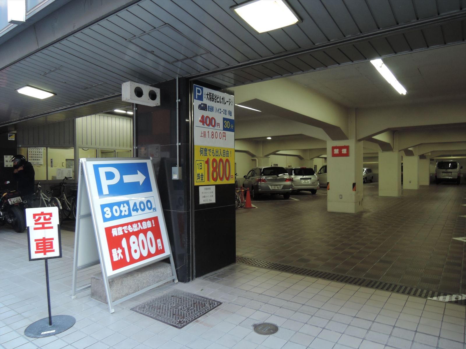 ビル１階部分に駐車場