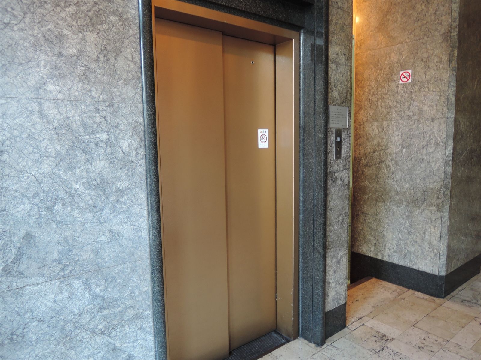1階エレベーターホール