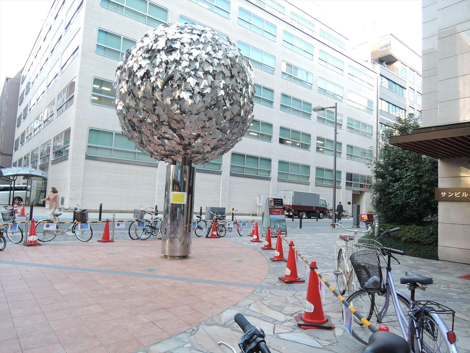 オフィスビル前のオブジェ