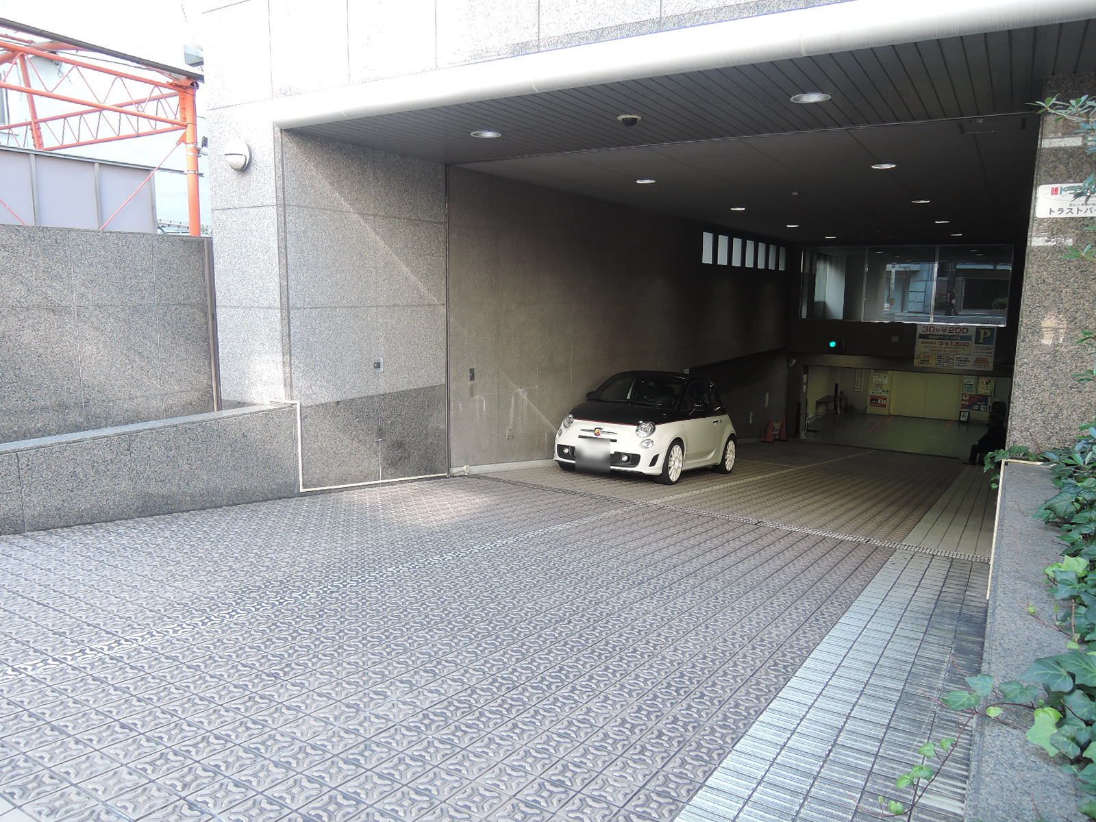 駐車場出入り口