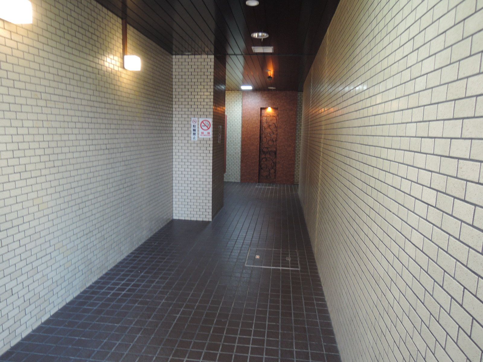エレベーターホールに続く通路