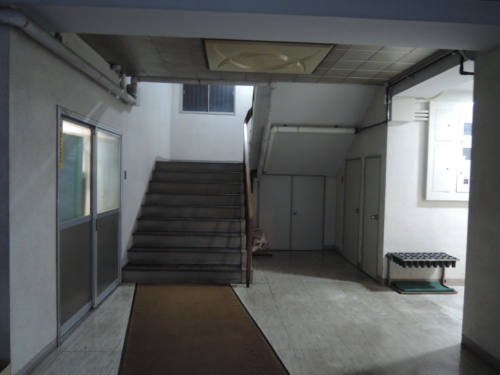 歴史を感じさせる共用部