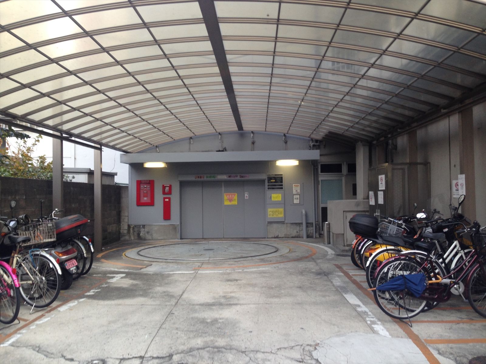 機械式駐車場と駐輪場
