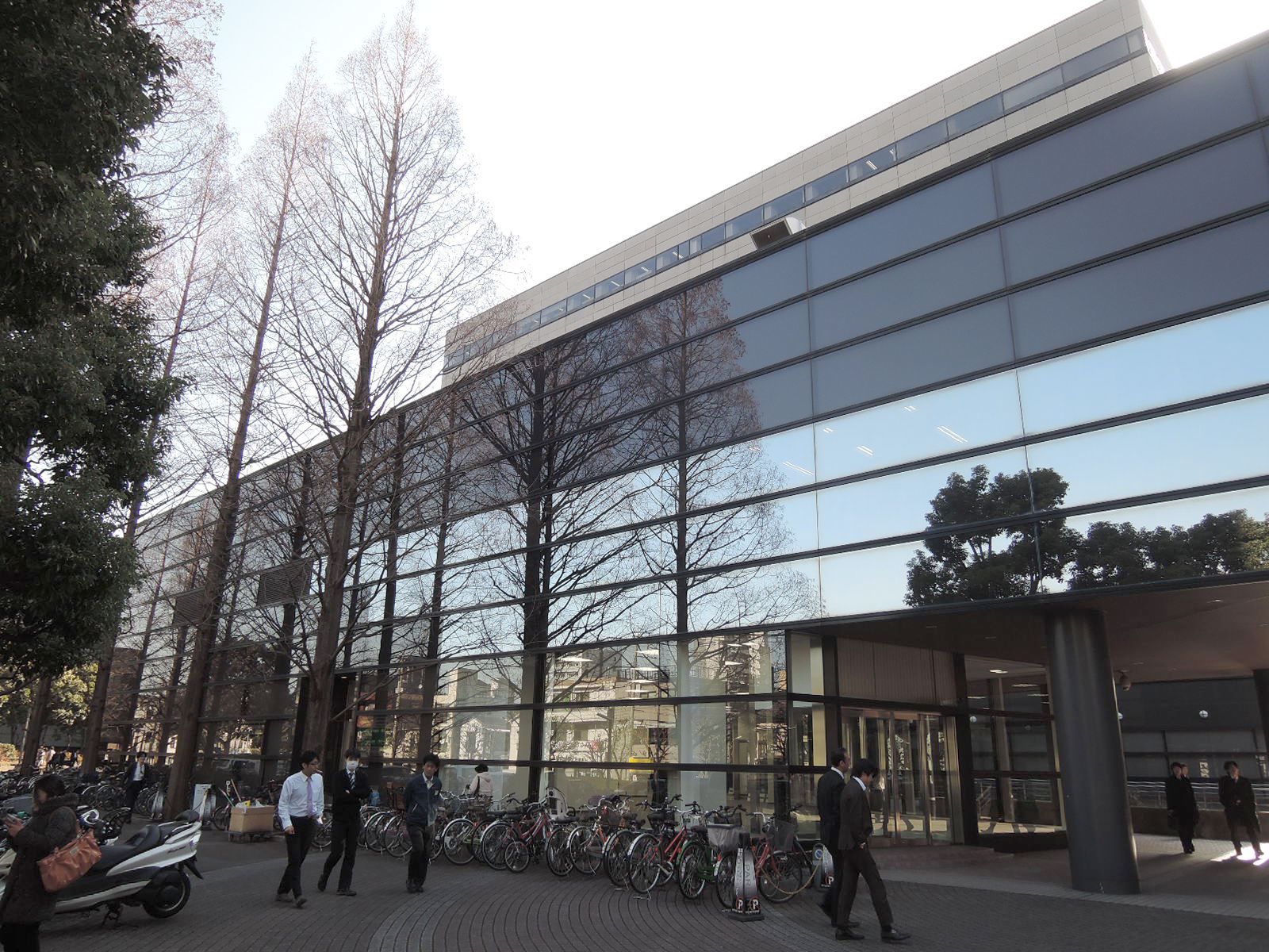 横長で存在感のある外観