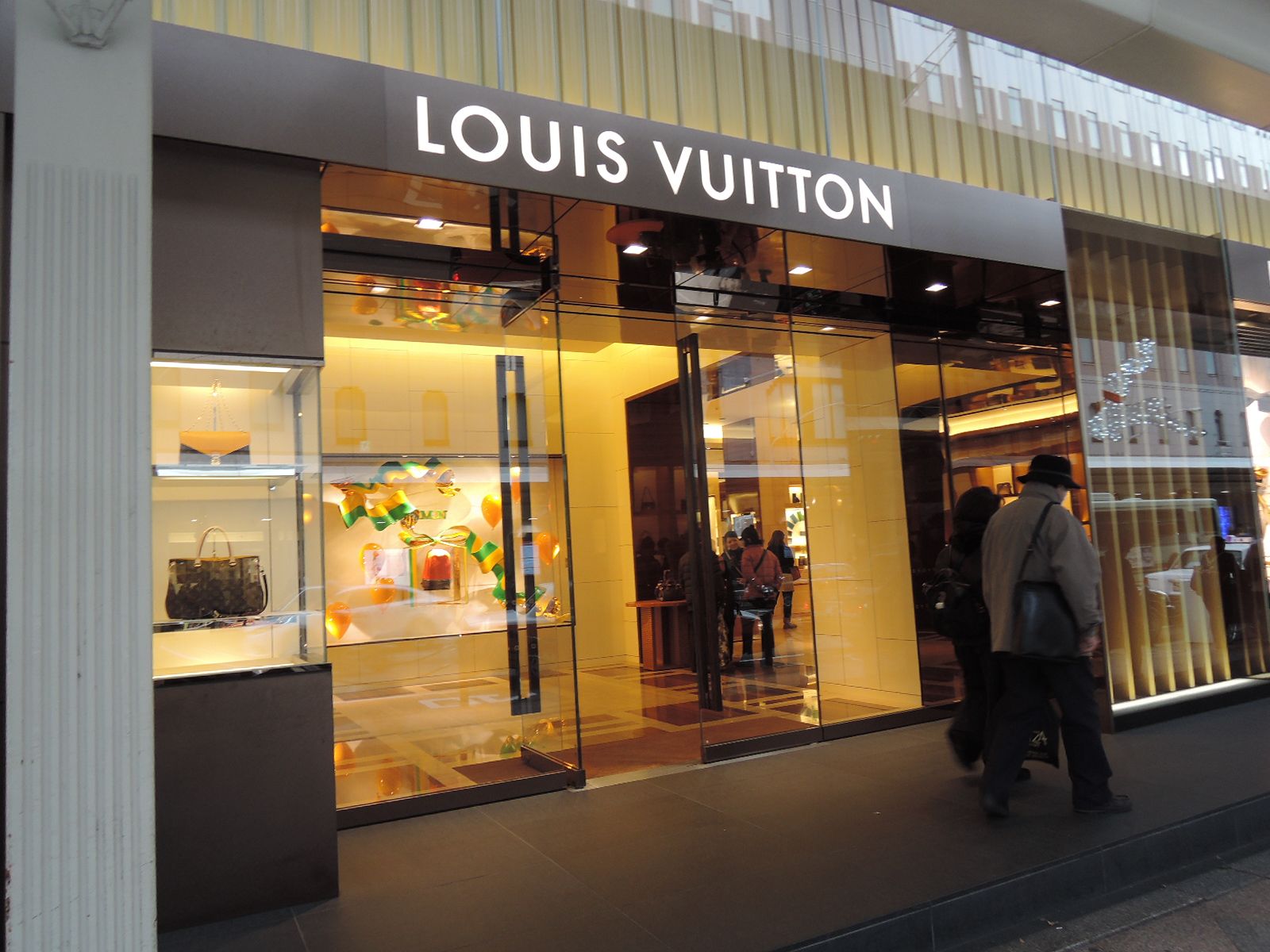 1階テナント：LOUISVUITTON