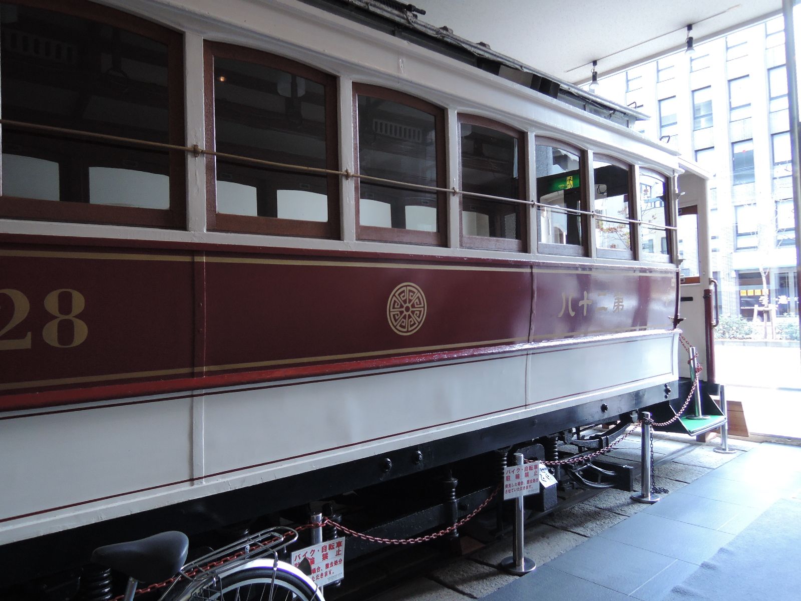 入口横に展示されている路面電車