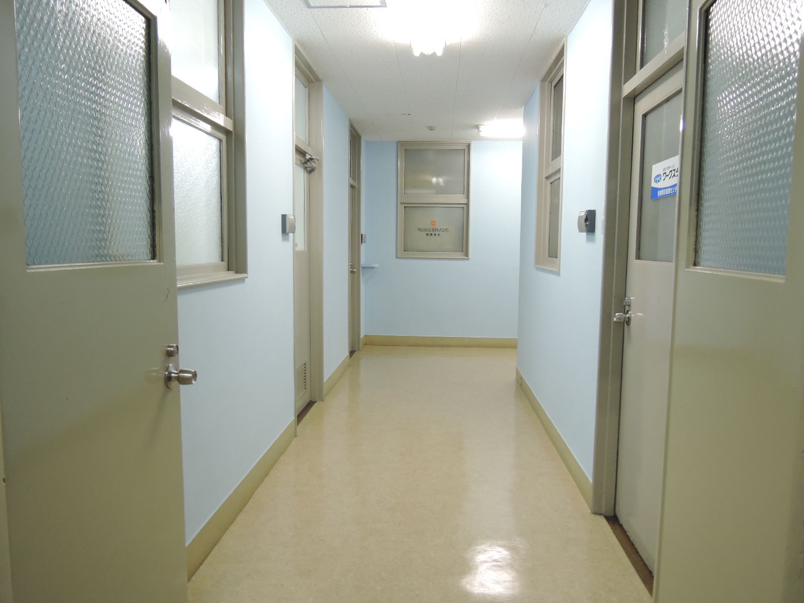 レトロな雰囲気の共用部