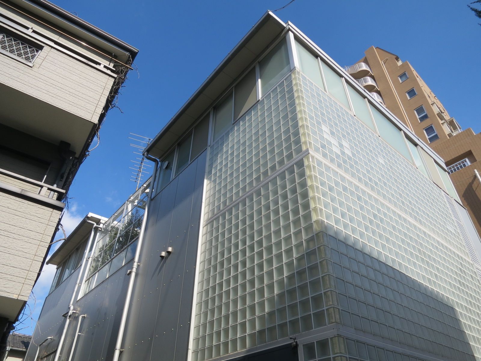 横長な外観