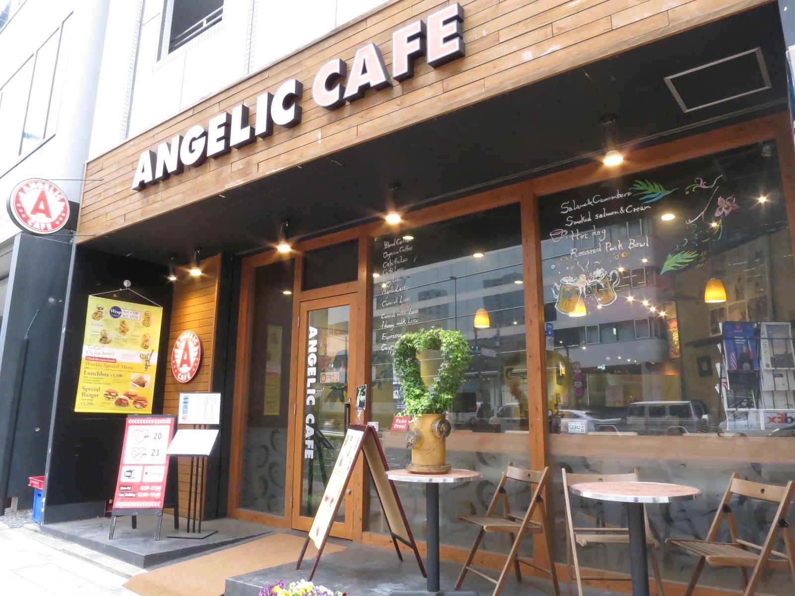 1階はANGELICCAFE