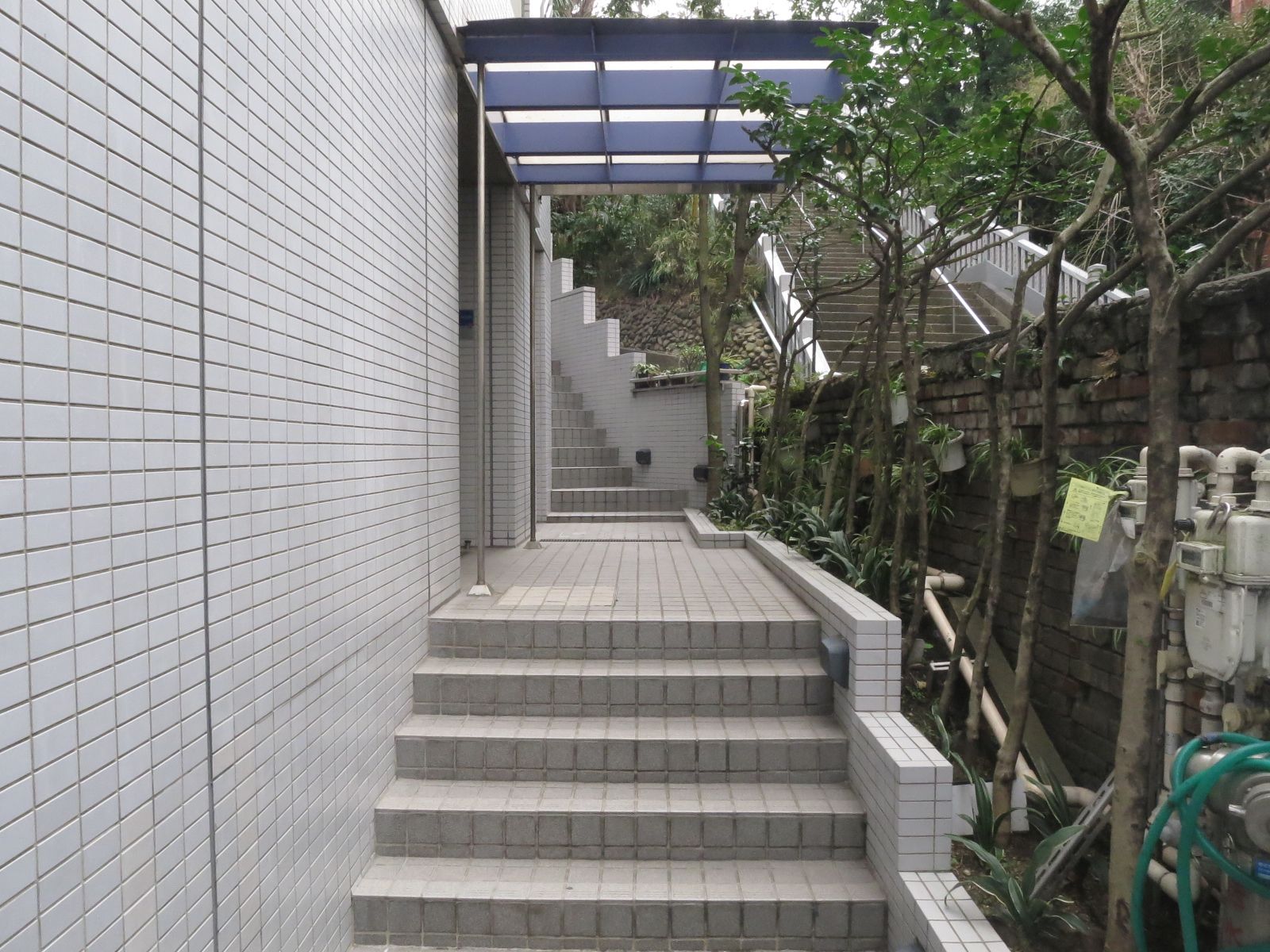 オフィスビルエントランスアプローチ
