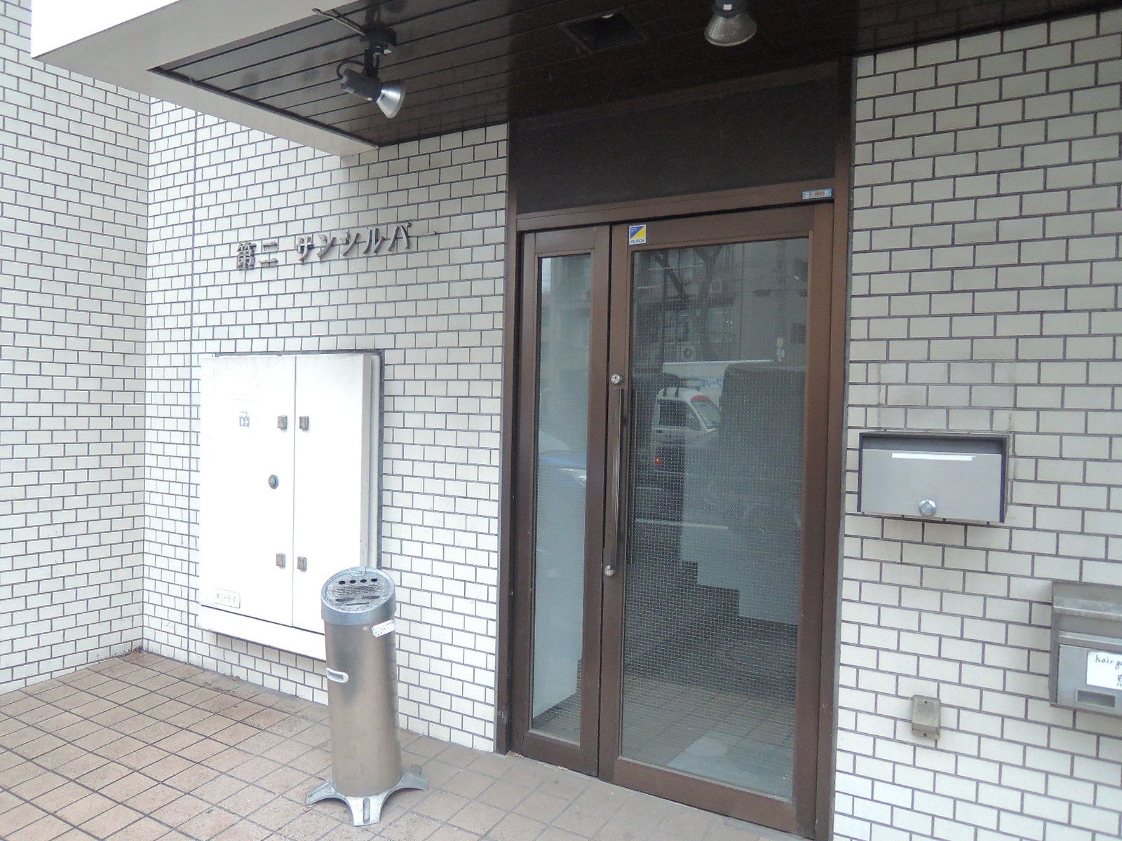 オフィスビル出入口