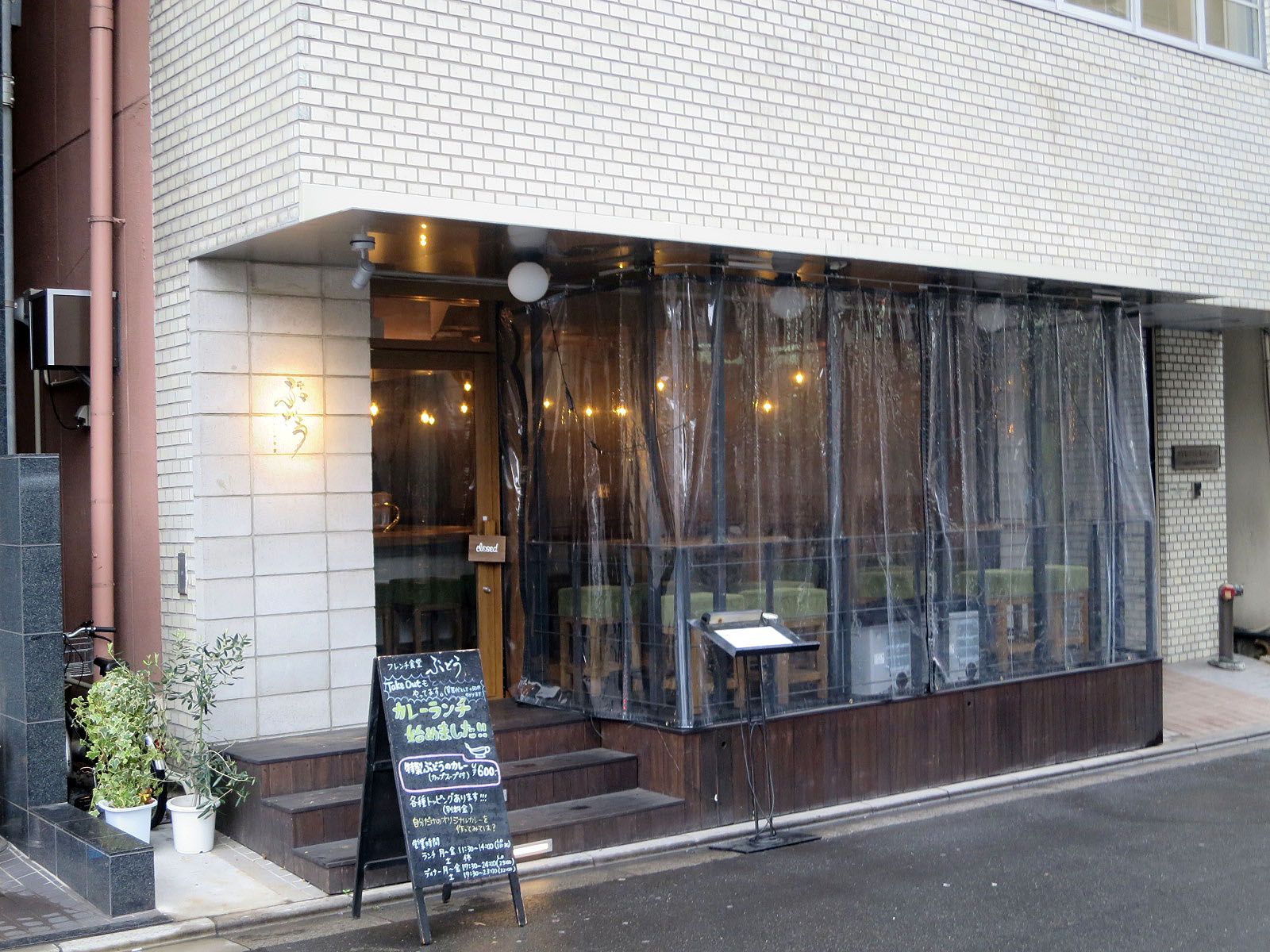 1階飲食店の様子