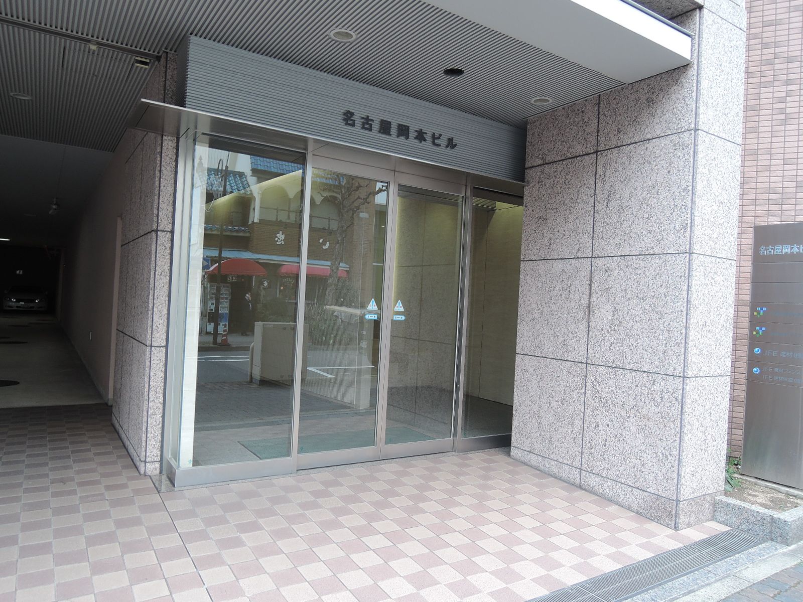 オフィスビル出入口