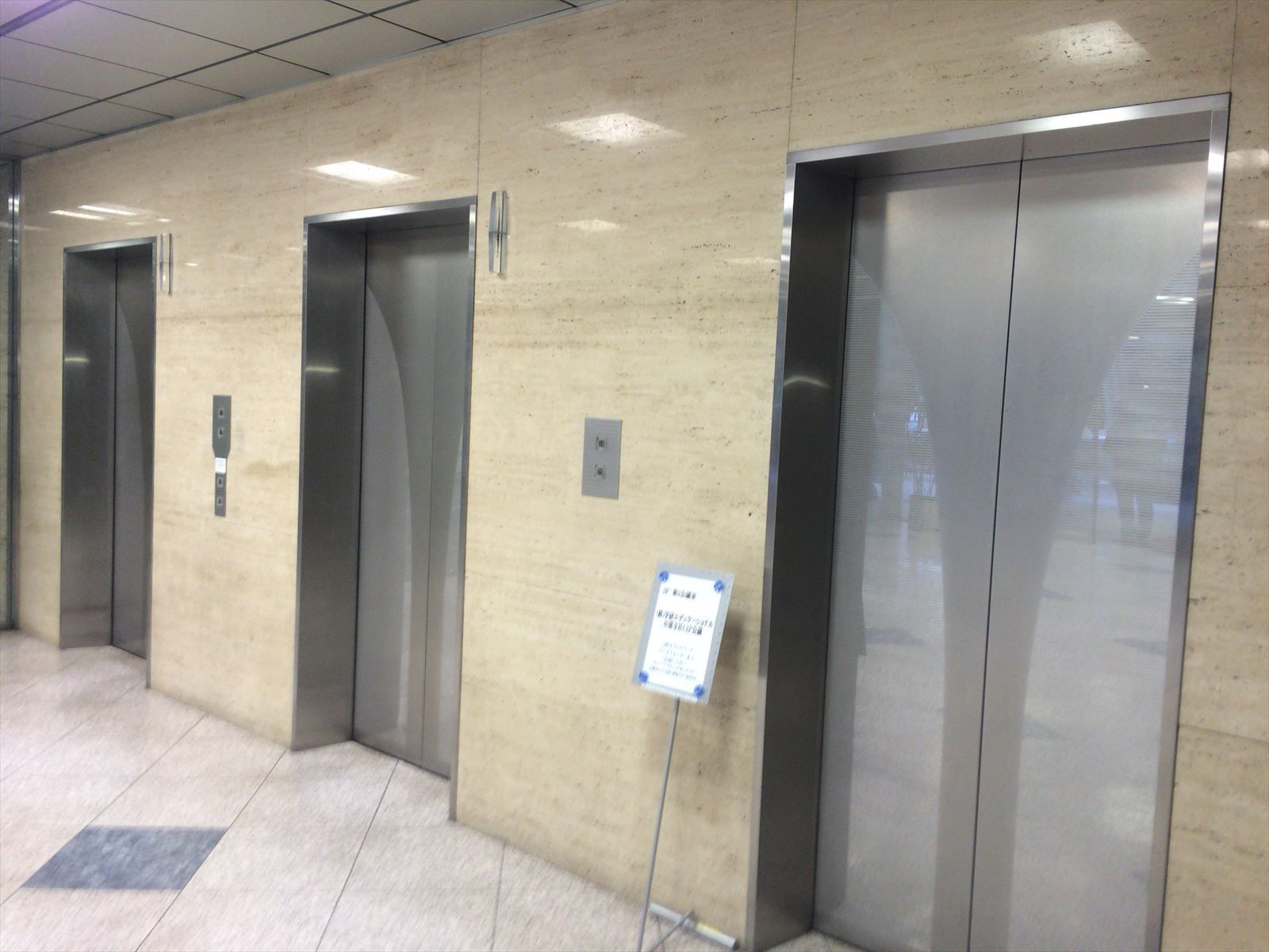 エレベーター(3基)