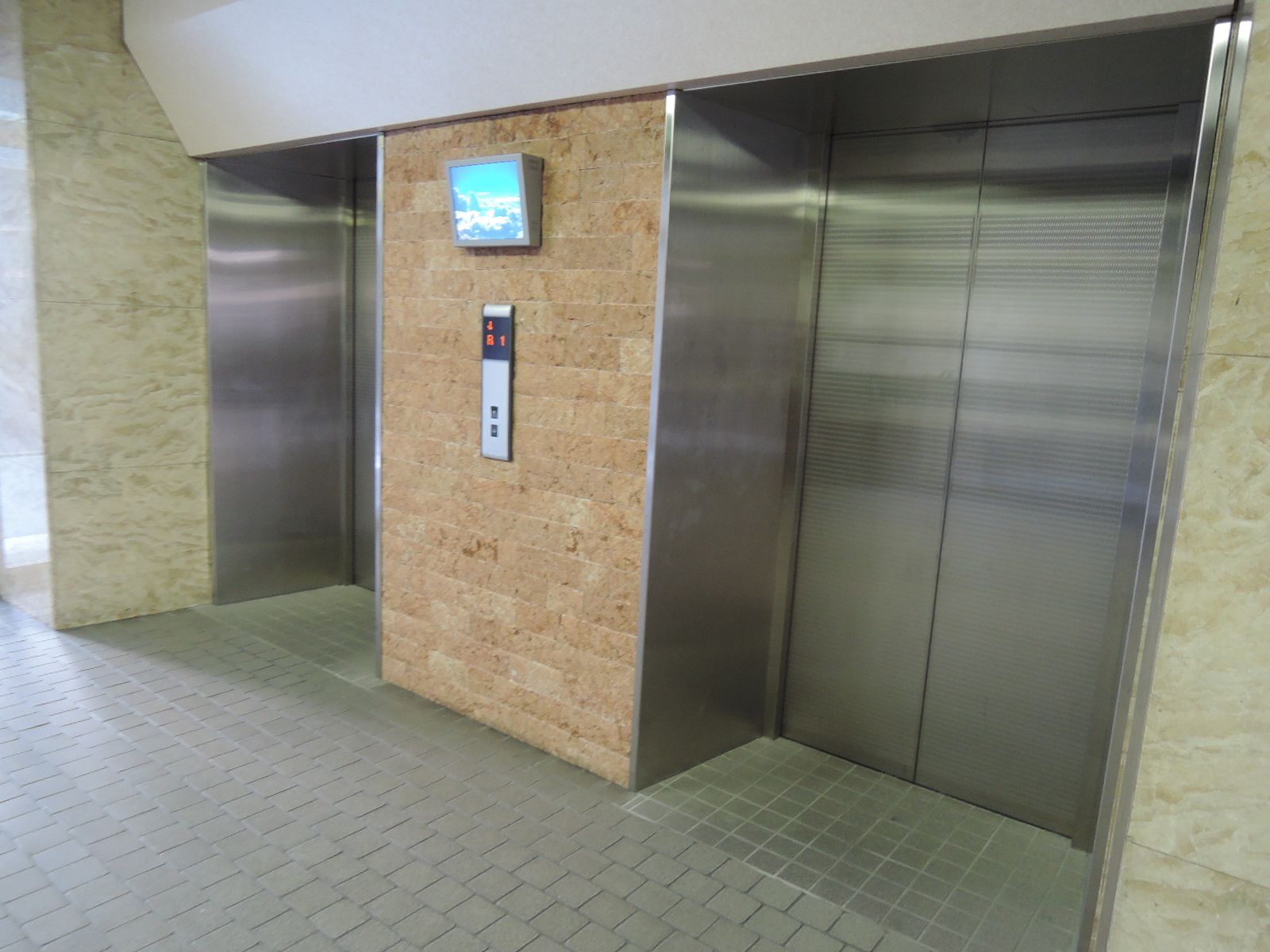 エレベーター(2基)