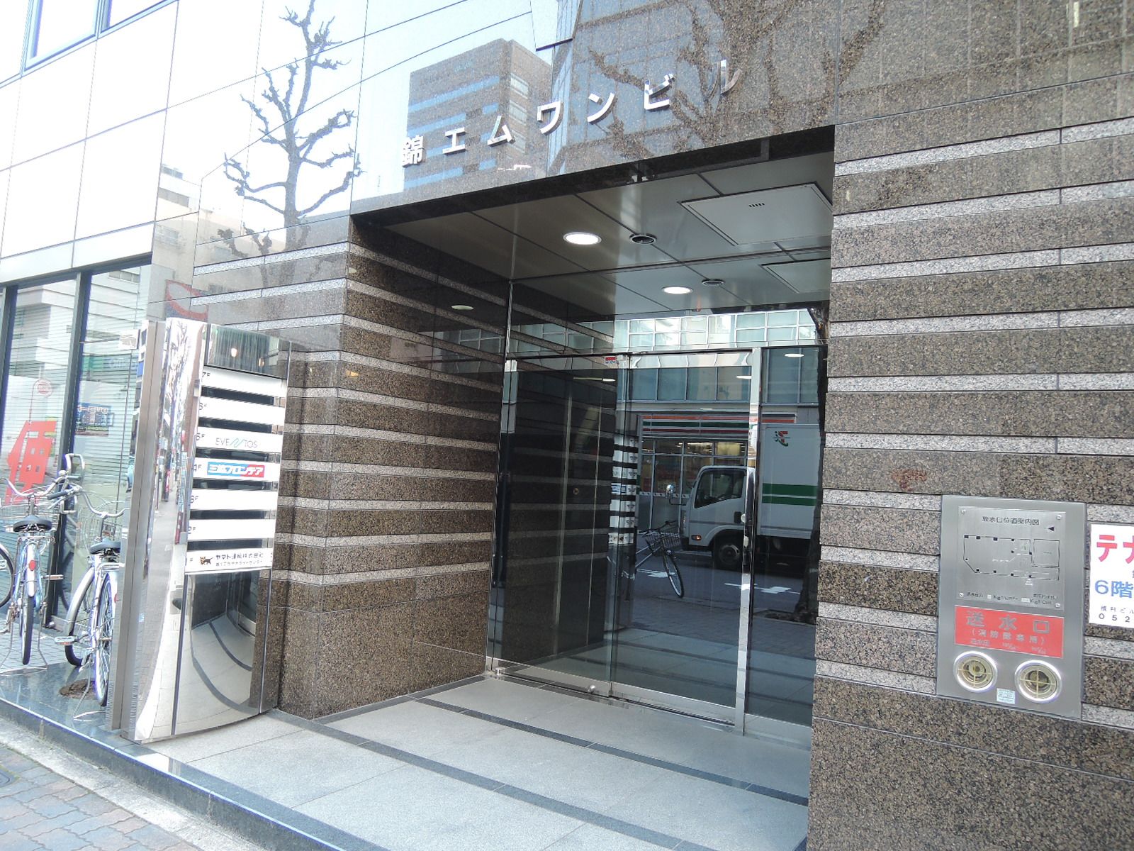 オフィスビル出入口