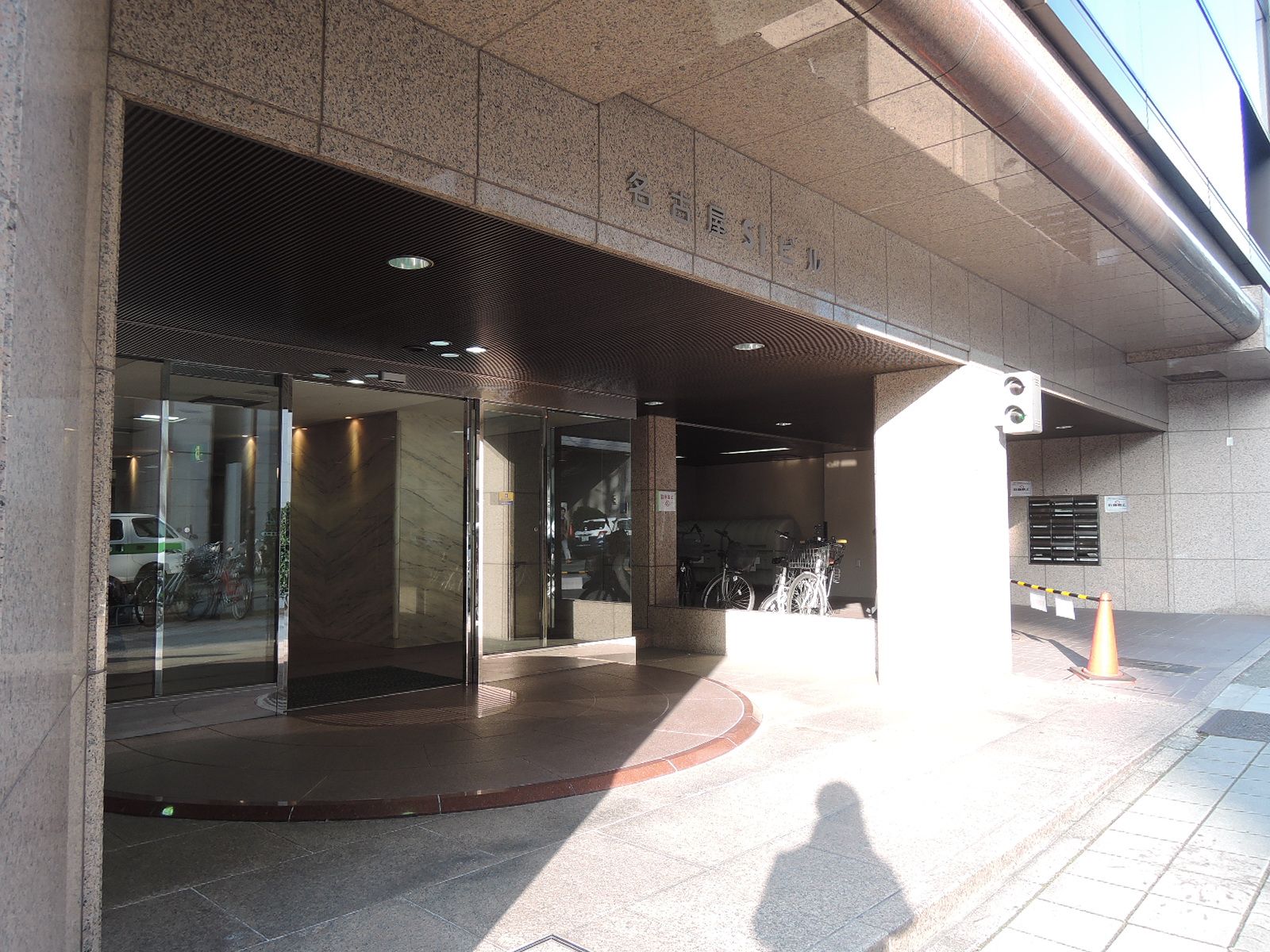 オフィスビル出入口