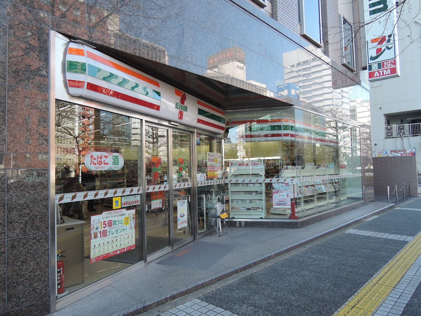1階のセブンイレブン 名古屋桜通大津店