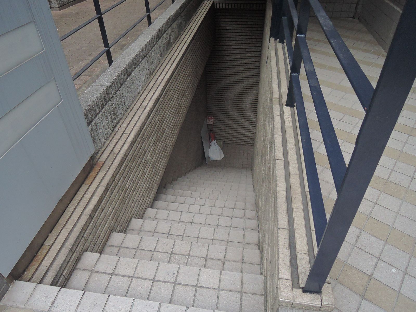 地下へ降りる階段