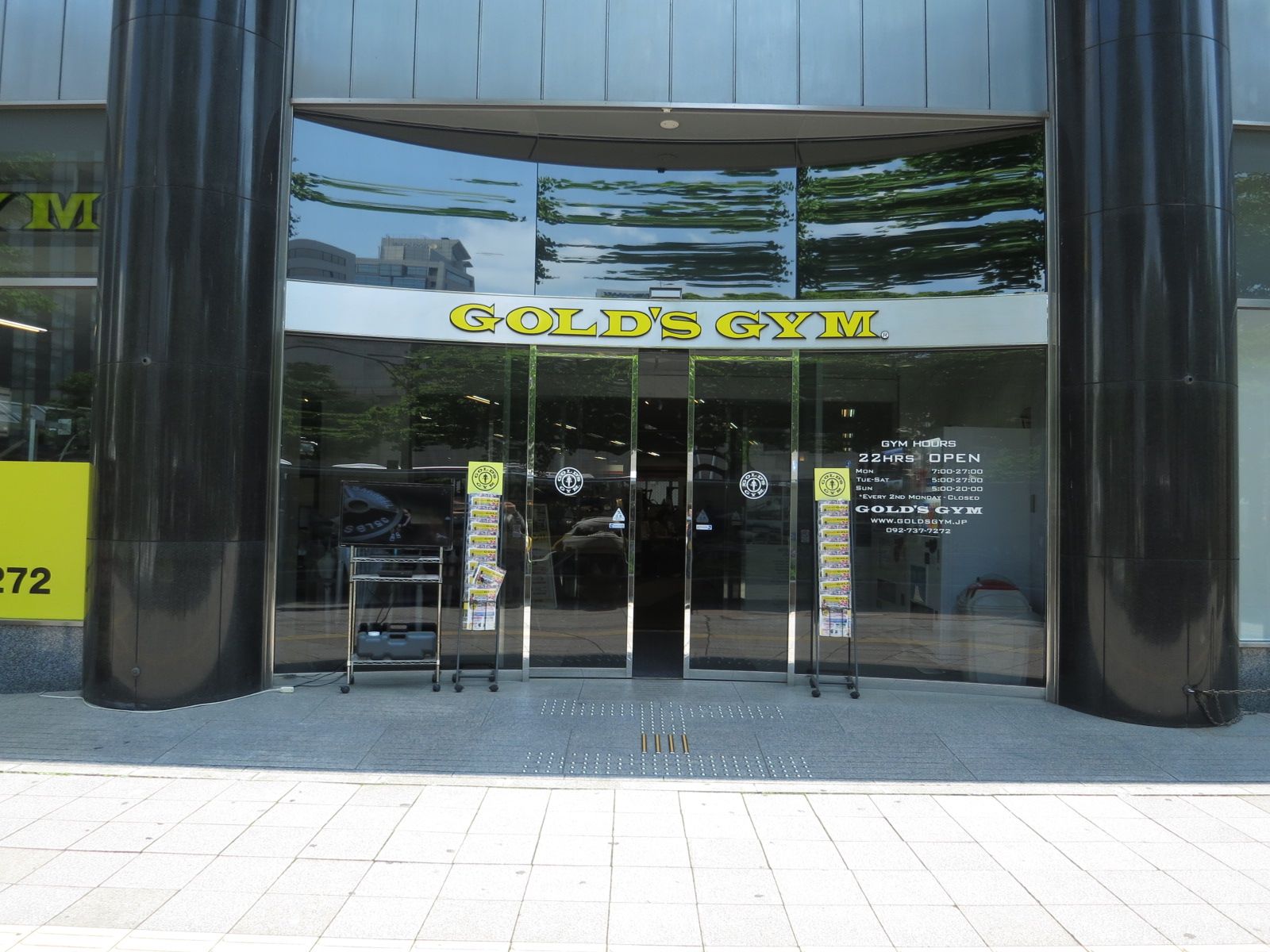 1階には「ゴールドジム博多福岡」が入居