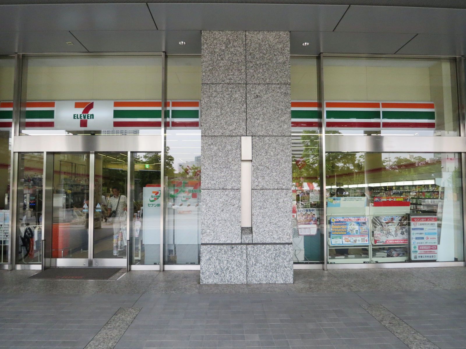 1階のセブンイレブン港区海岸1丁目店