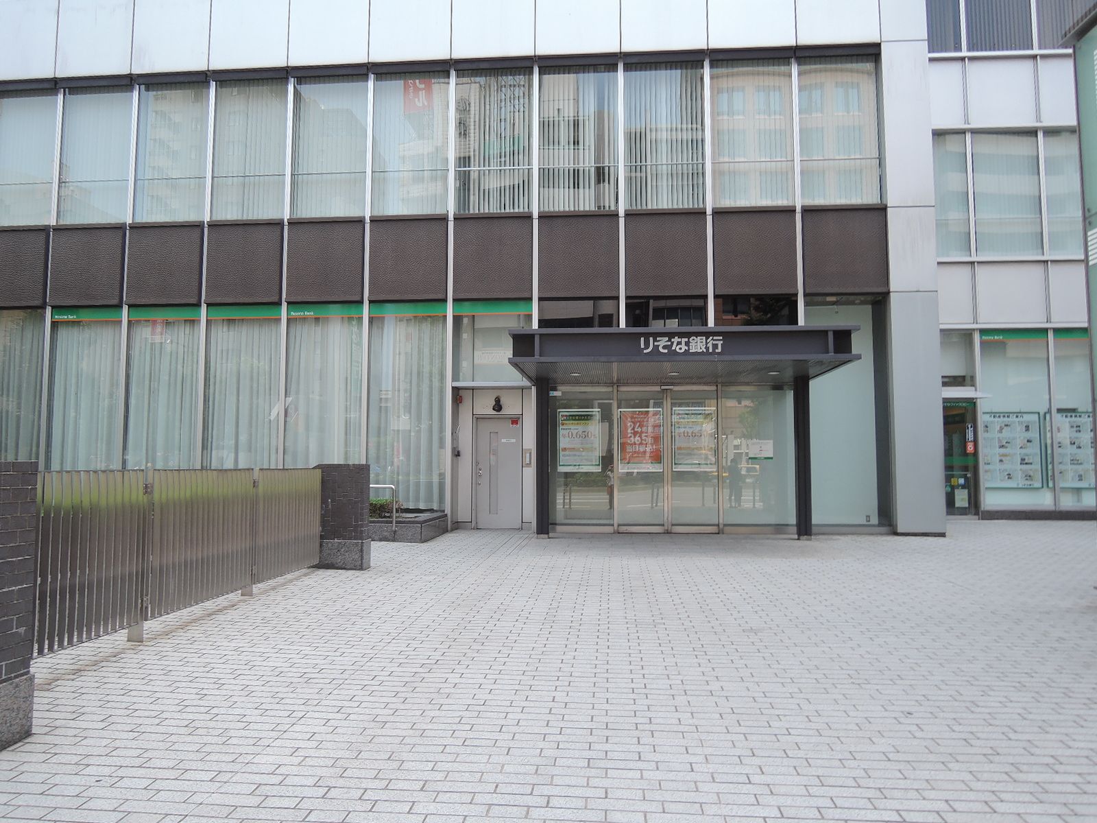 1階のりそな銀行 福岡支店