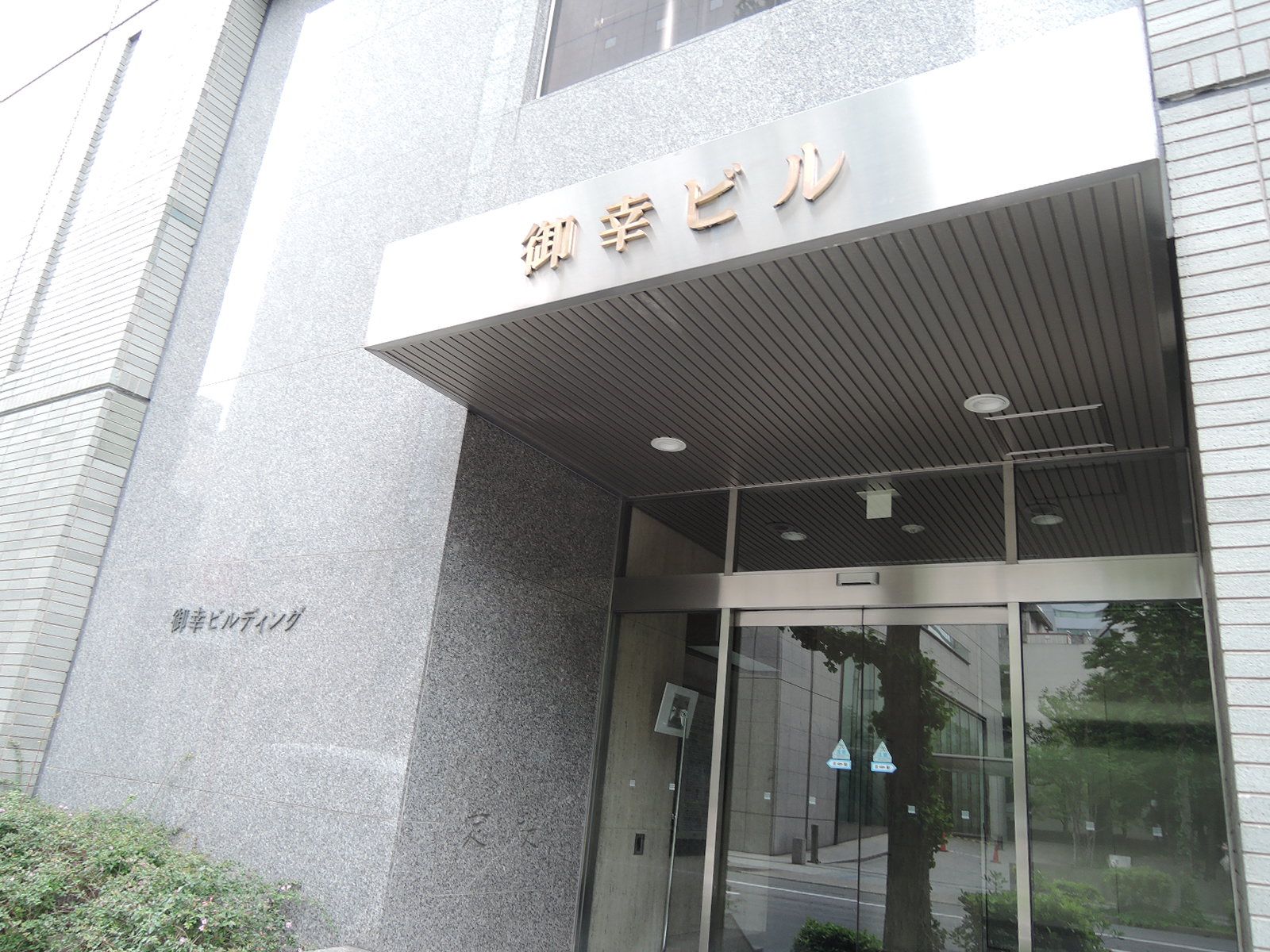 オフィスビル出入り口