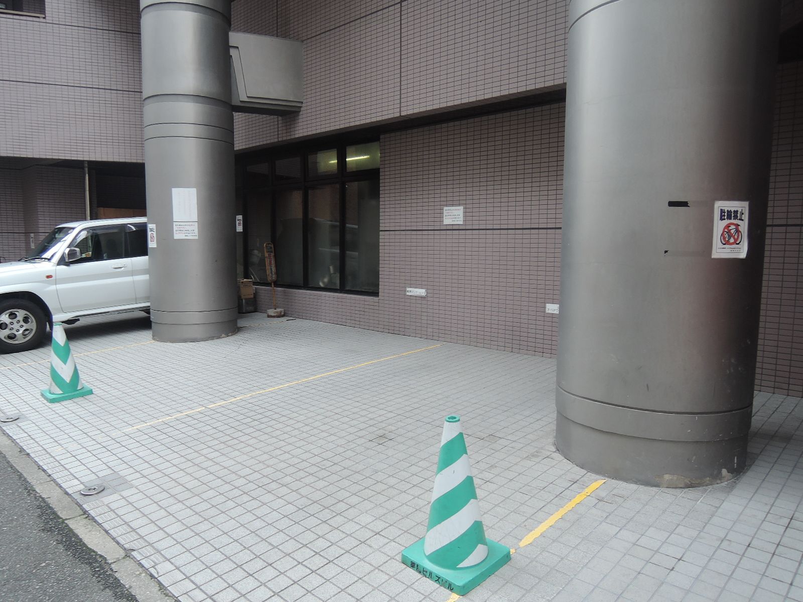 裏手には平置き駐車場