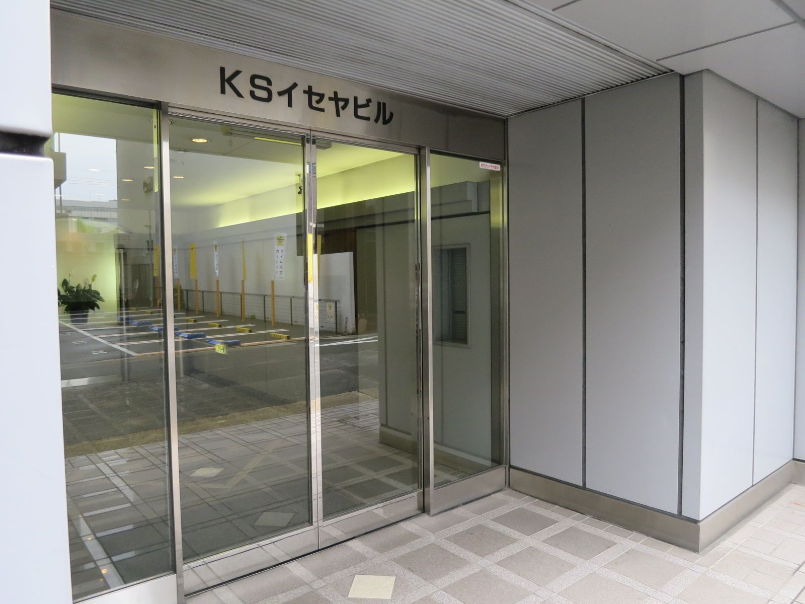 オフィスビル出入口