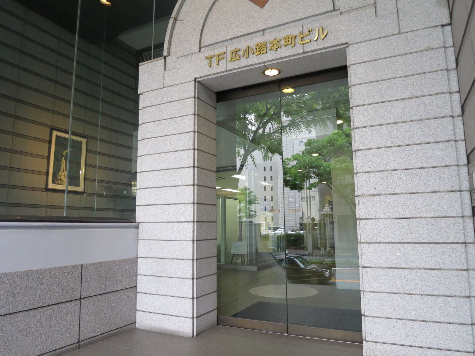 オフィスビル出入口