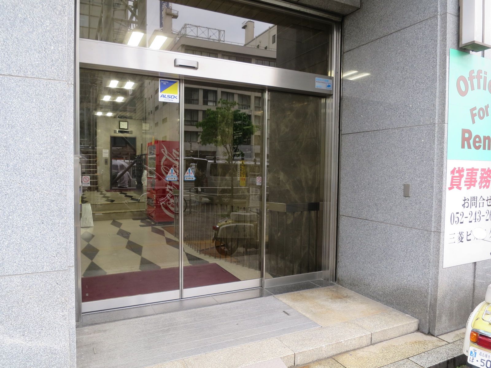 オフィスビル出入口