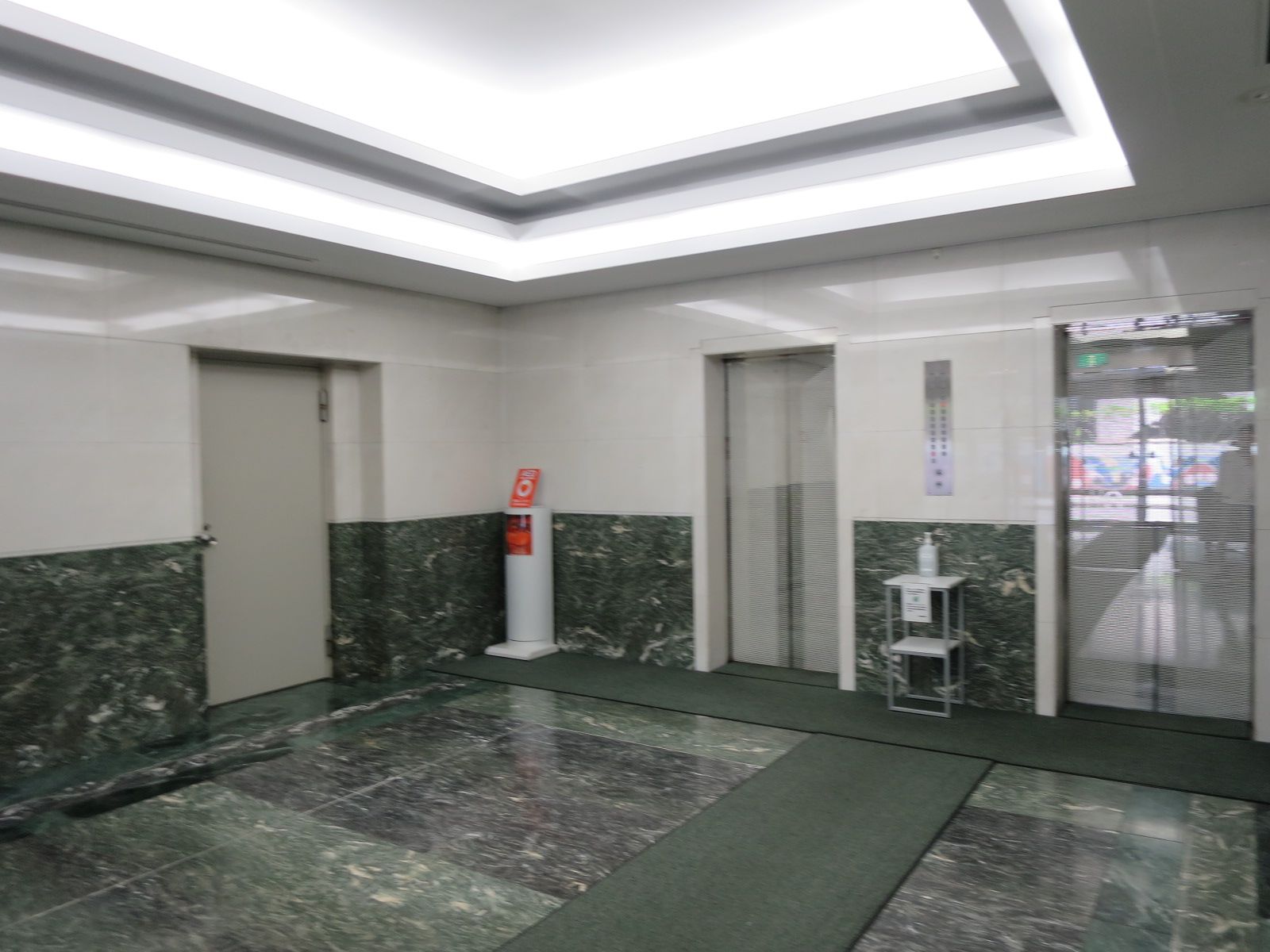 1階エレベーターホール