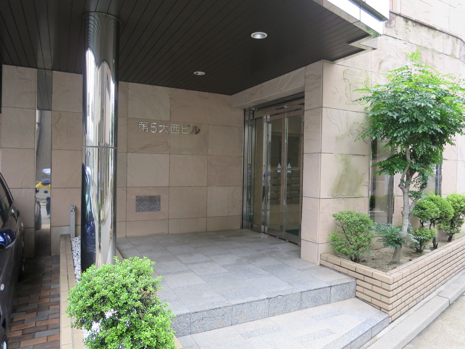オフィスビル出入口